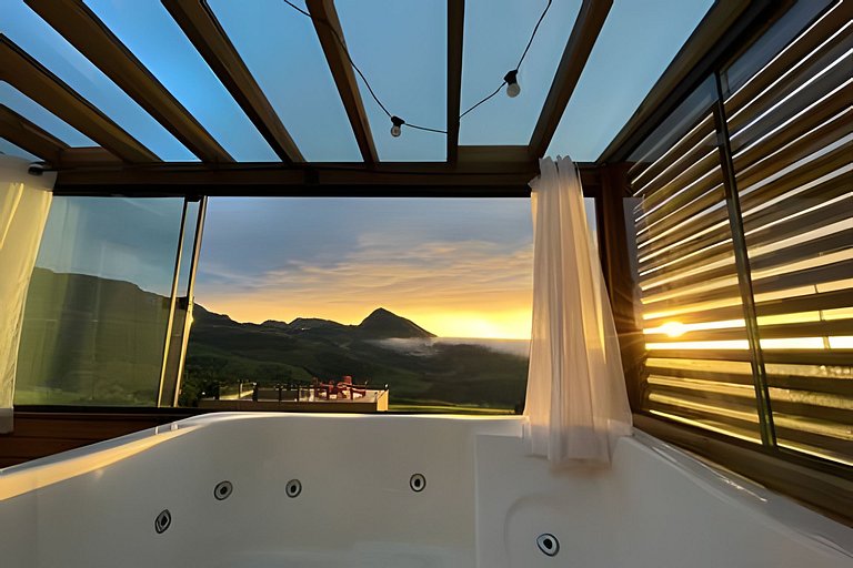 Chalé com piscina, banheira e sala de jogos na Serra