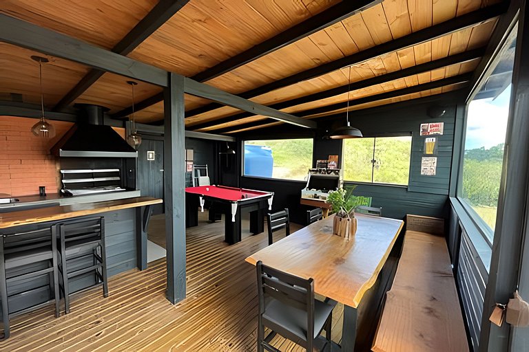 Chalé com piscina, banheira e sala de jogos na Serra