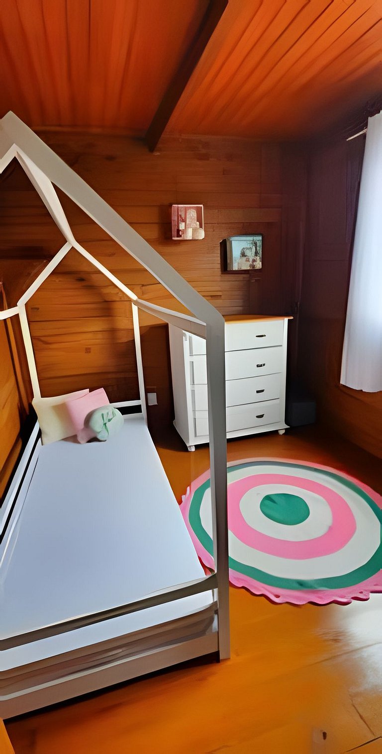 Chalé com piscina, banheira e sala de jogos na Serra