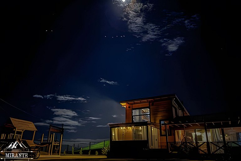 Chalé com piscina, banheira e sala de jogos na Serra