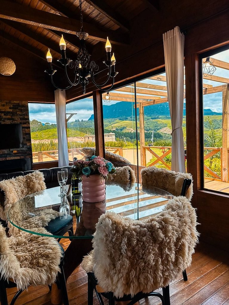 Chalé com piscina, banheira e sala de jogos na Serra