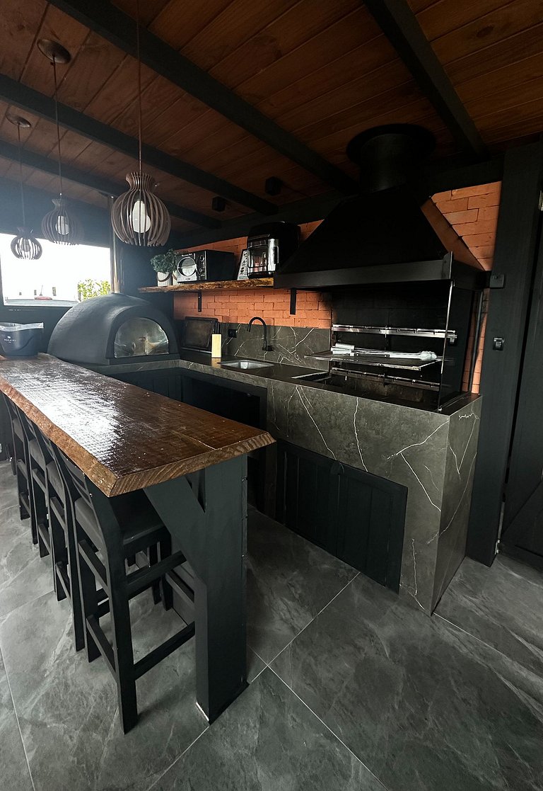 Chalé com piscina, banheira e sala de jogos na Serra