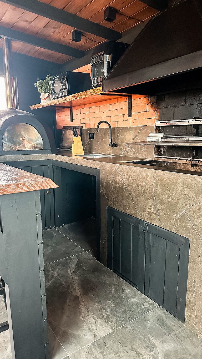 Chalé com piscina, banheira e sala de jogos na Serra