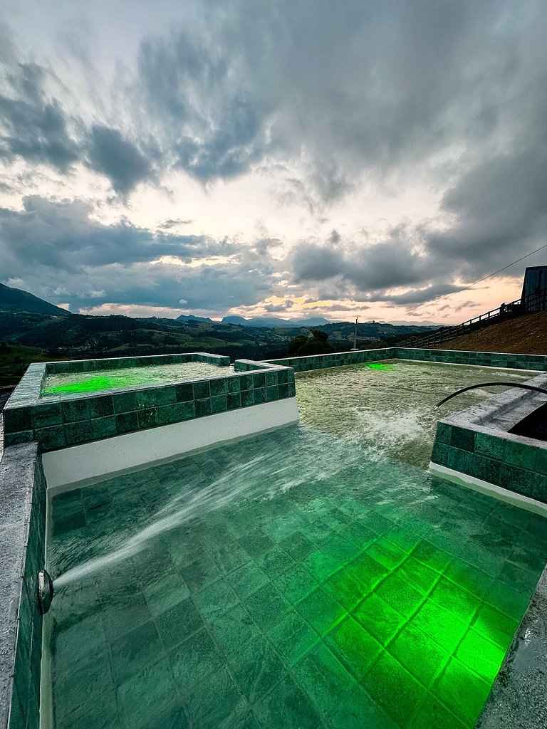 Chalé com piscina, banheira e sala de jogos na Serra