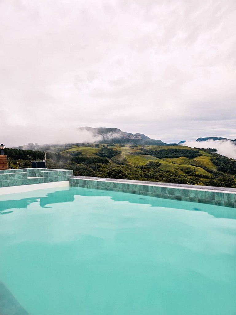 Chalé com piscina, banheira e sala de jogos na Serra