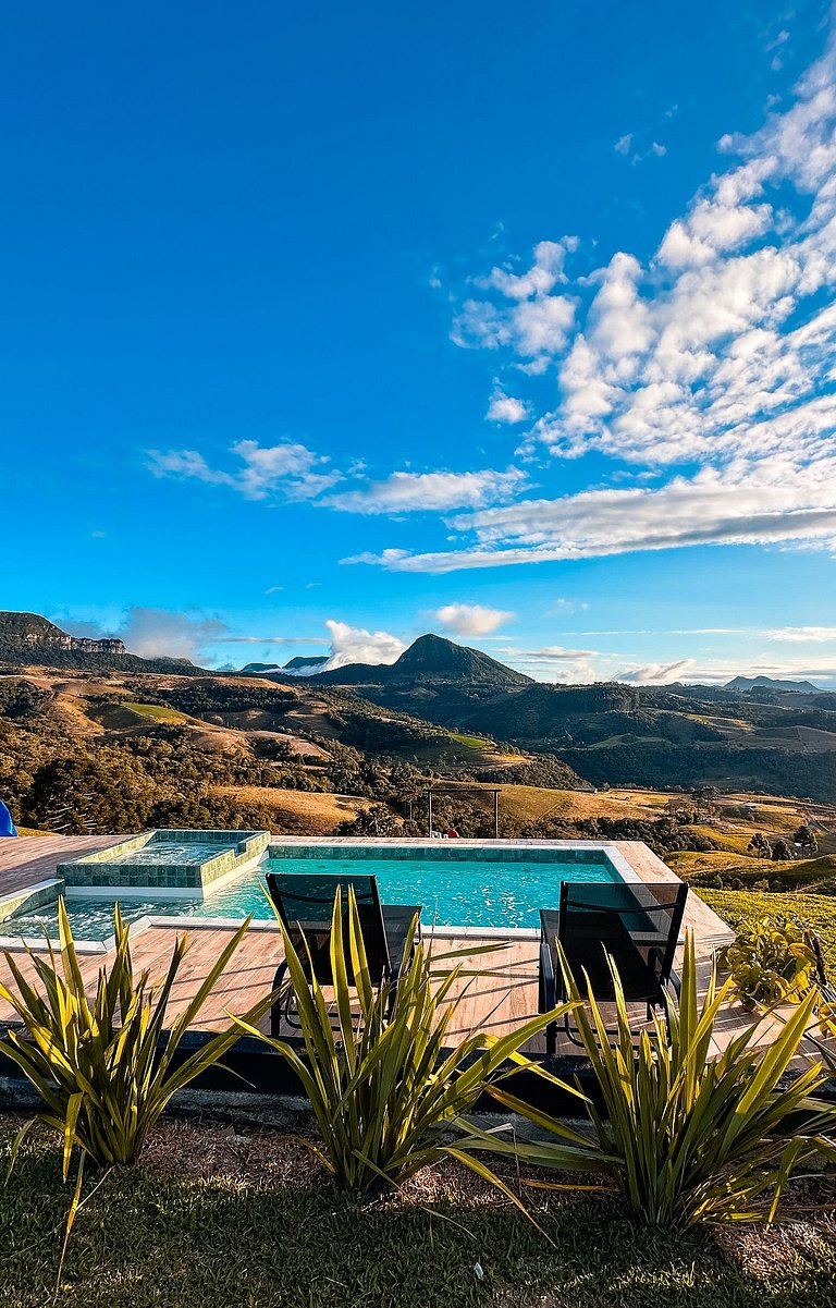 Chalé com piscina, banheira e sala de jogos na Serra