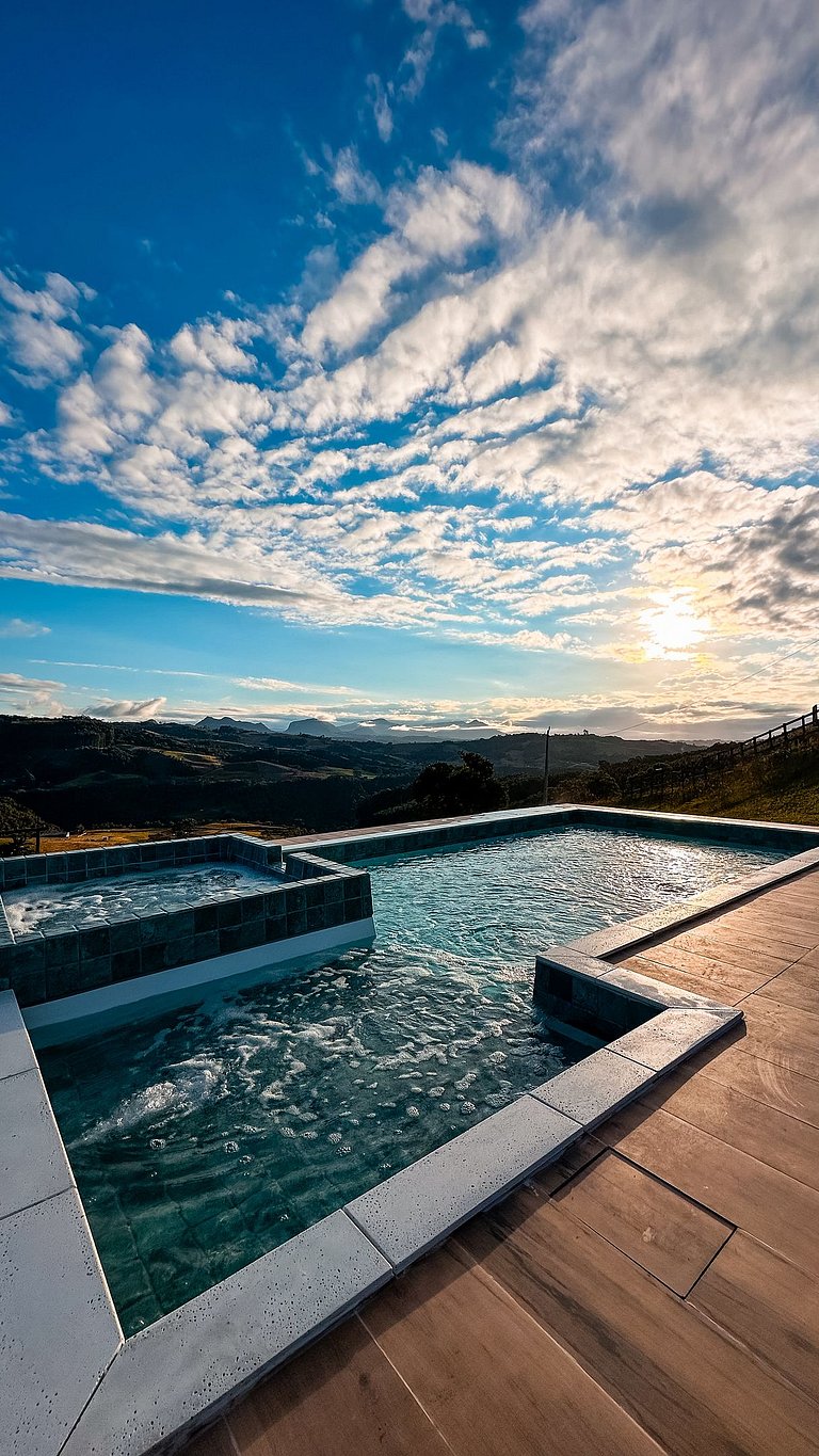 Chalé com piscina, banheira e sala de jogos na Serra