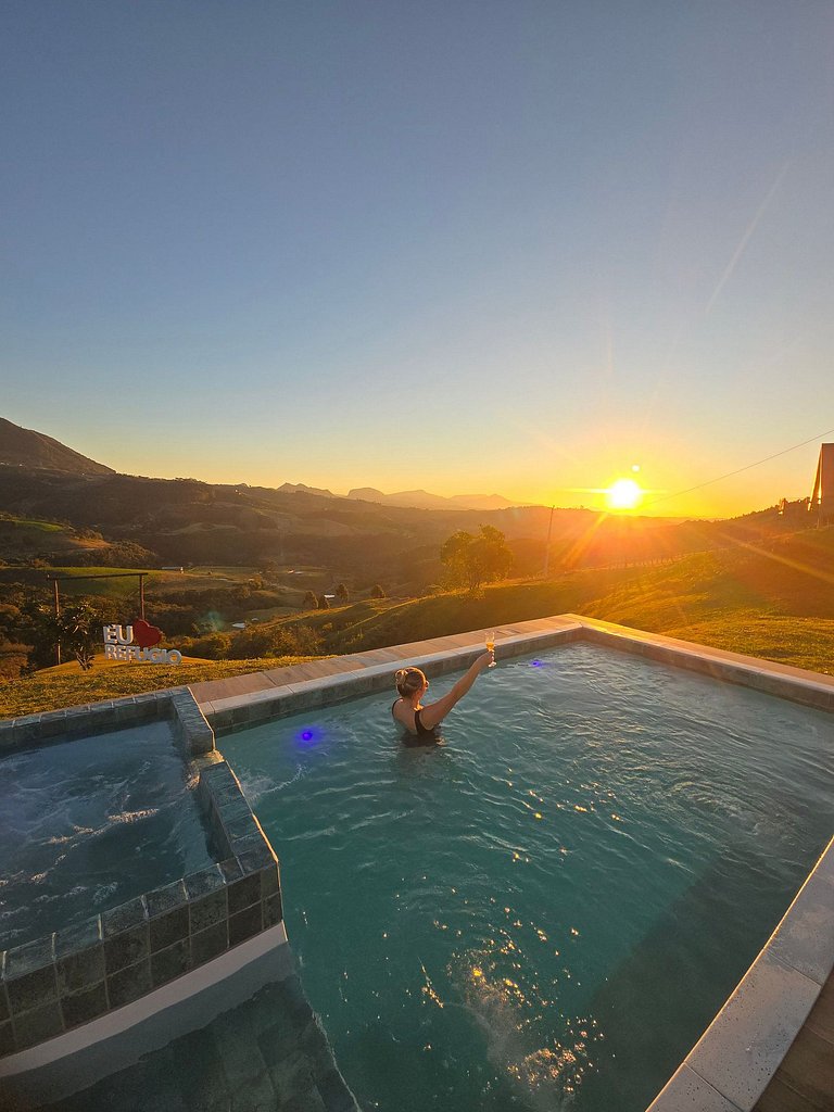 Chalé com piscina, banheira e sala de jogos na Serra